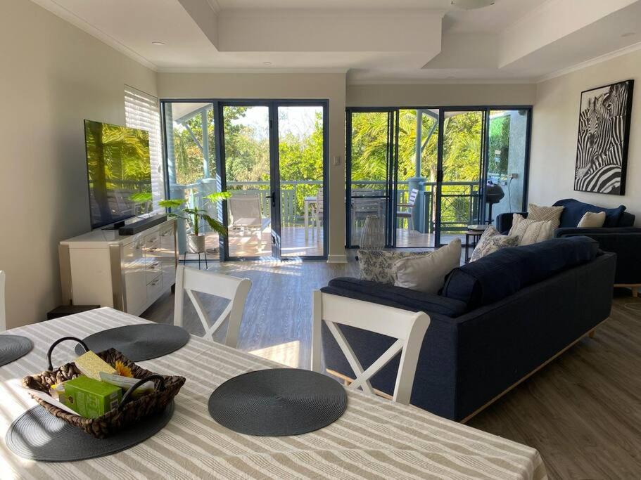Yorkeys Knob Apartment | Stunning Beachfront Apartment