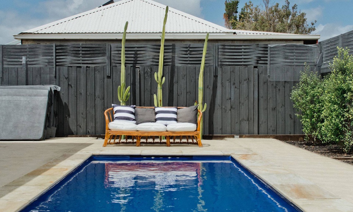 Newhaven House | Stunning water views with heated swim/spa near to public boat-ramp, beach, shops