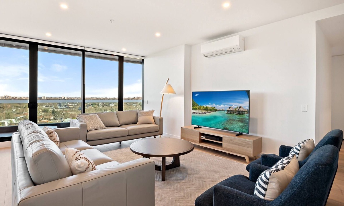 Alphington Apartment | Stylish City-View Apartment with Premium Amenities