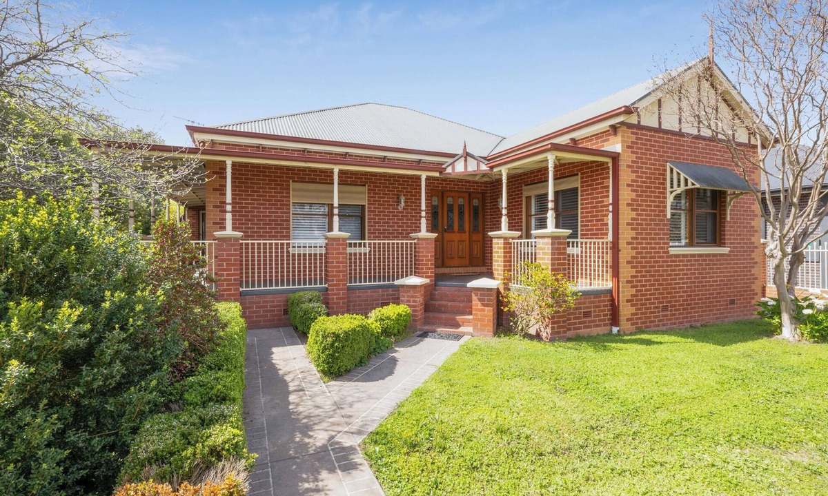 Benalla House | Stylish, comfortable and well located