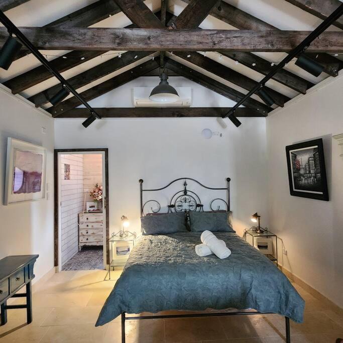 Mays Hill House | Stylish Gallery Sleep 4 , Near Parramatta CBD