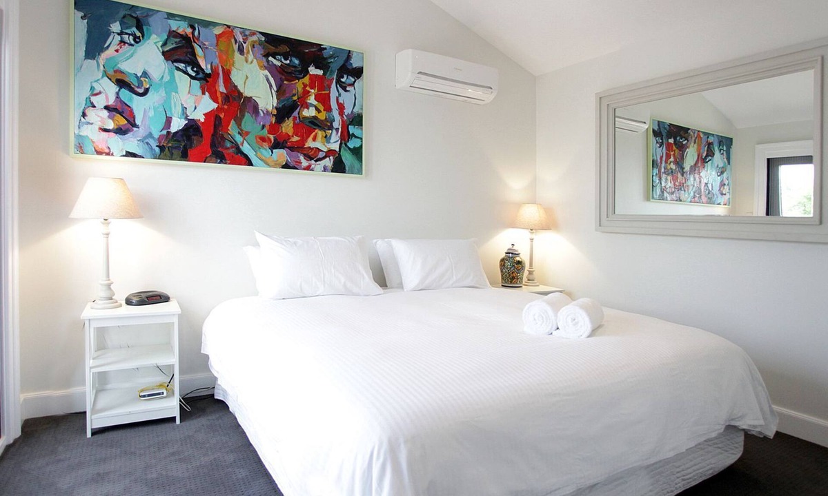 Bathurst Apartment | Stylish renovated heritage apartment, in quiet tree lined st close to the CBD