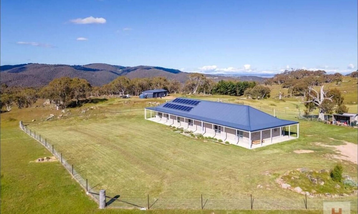 Jindabyne Other | Sugarloaf Lodge - your deluxe rental home that is just 15 minutes from Jindabyne
