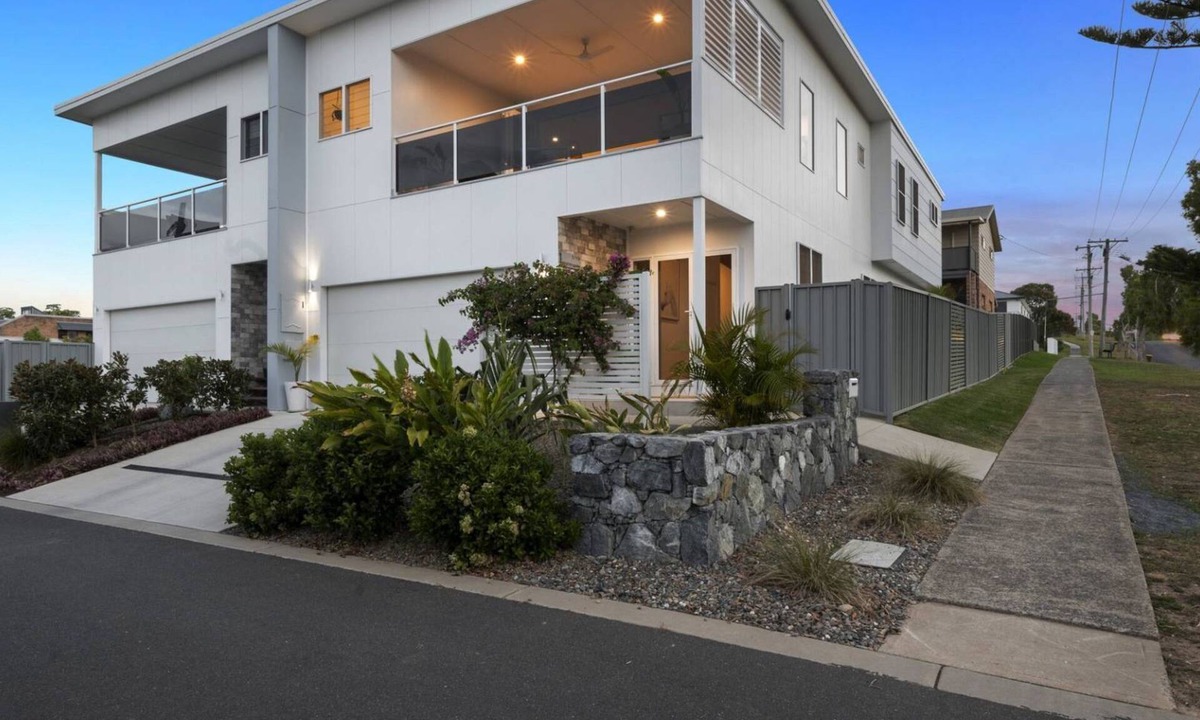 Woolgoolga House | Sun Crest - amazing ocean views, walk to beach and vibrant village of Woolgoogla