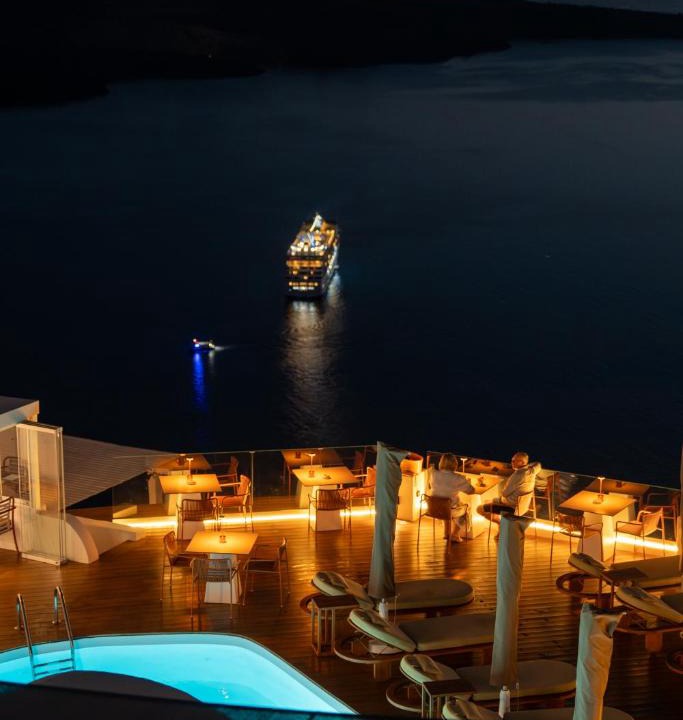 Firostefani Hotel | Sun Rocks Boutique Hotel - Caldera View Suites & Sunset Dining Experience