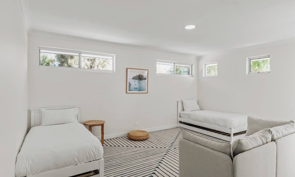Dunsborough House | Sundrift: Tranquil Retreat with Spectacular Views