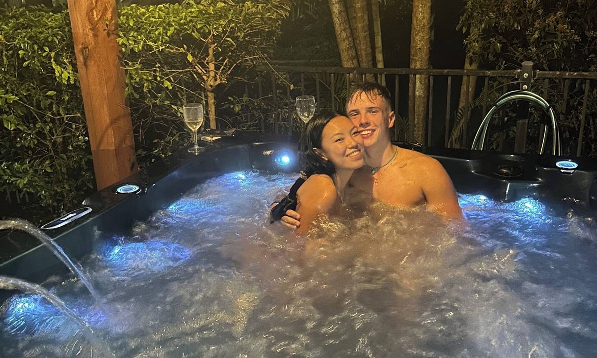 Craignish Bed & Breakfast | Synergy Beachside Nudist Retreat 2 minute walk to beach A/C King bed breakfast