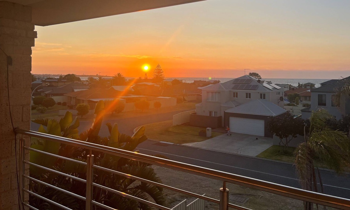 Meadow Springs House | THE 5x2 BEACH HOUSE ON HAMILTON WITH OCEAN VIEWS