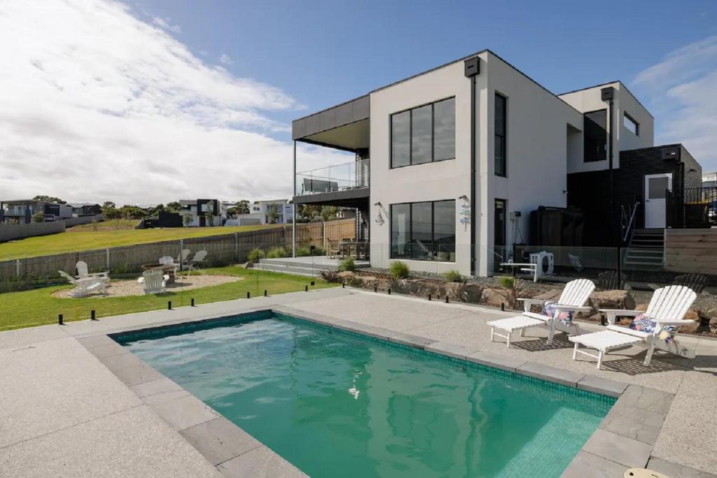 San Remo House | The Bay View San Remo by Ready Set Stay- BYO LINEN & TOWELS