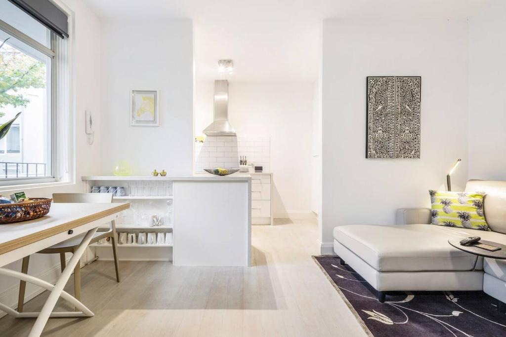 South Yarra Apartment | 'The Courtyard Chateau' Fresh and Modern off Toorak Rd