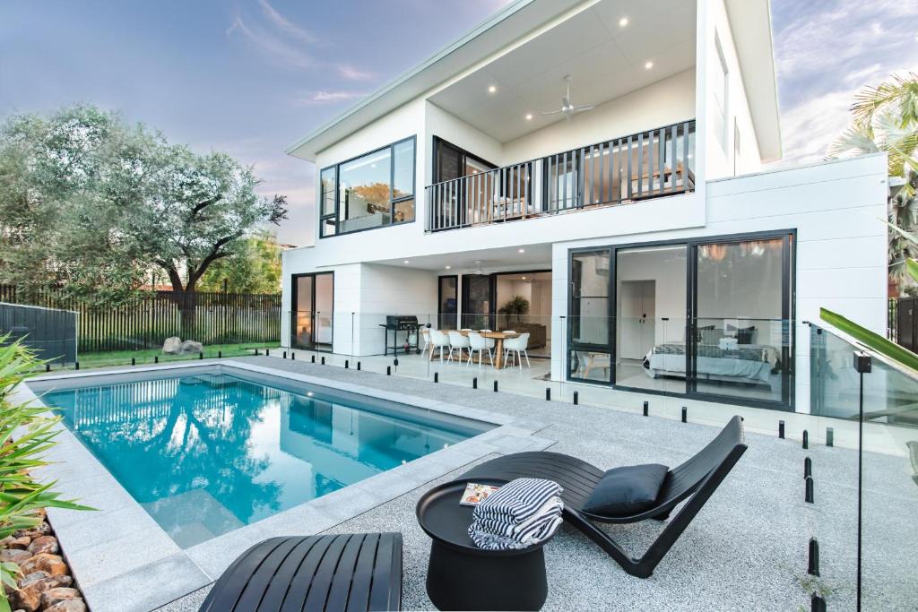 Agnes Water House | The Dūne - 4 BR with Private Pool - 100m to Beach