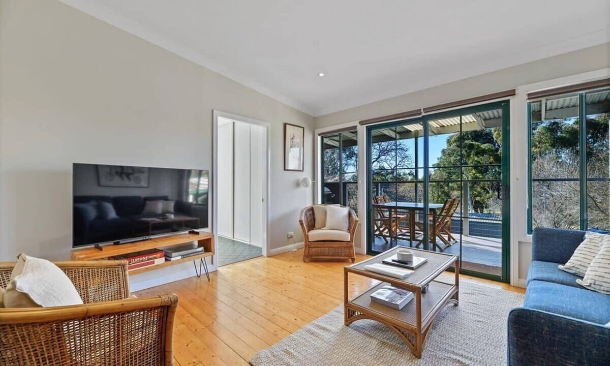 West Bathurst House | The Durham - Revamped 1930s Retreat, Pets Allowed