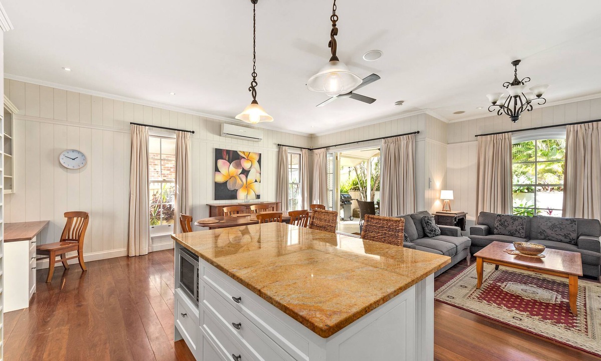 Wooloowin House | The Family Getaway ~ 3 Bed/2 Bath/1Car ~ Wooloowin