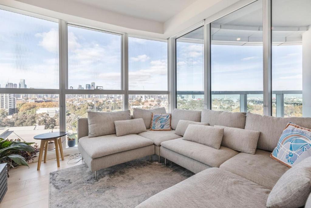 North Melbourne Apartment | 'The Fawn' Relish in Sub-Penthouse Panorama
