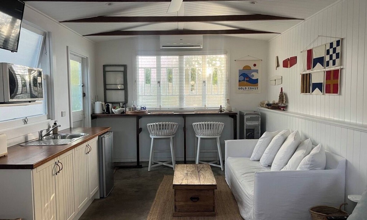 Bilinga Apartment | The Hangar is a studio space, conveniently located near Bilinga Beach