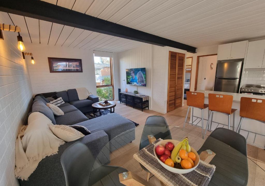 Jindabyne Apartment | The Hideaway - Lake Views I Ski & Bike Storage I Central Jindabyne I Free WiFi I BBQ I Parking