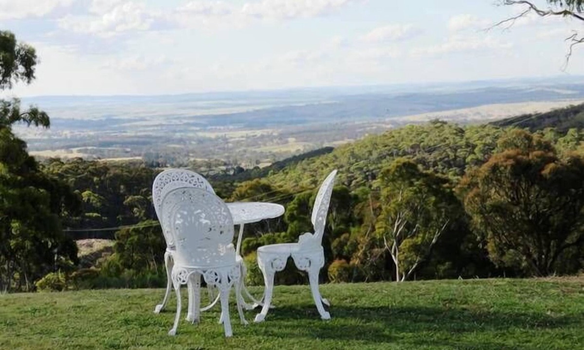 Oberon Council House | 'The Hut' a Rural Getaway With Views to Die For.