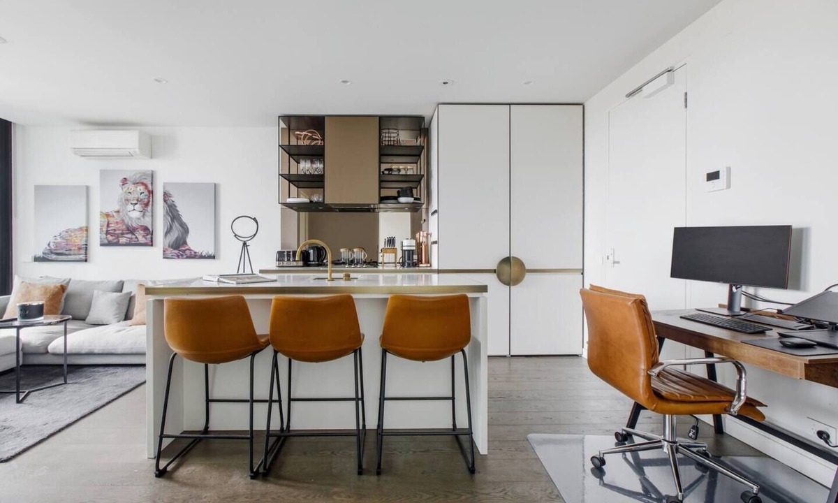 Collingwood Apartment | The Inner Circle Serene Balcony Abode on Cambridge
