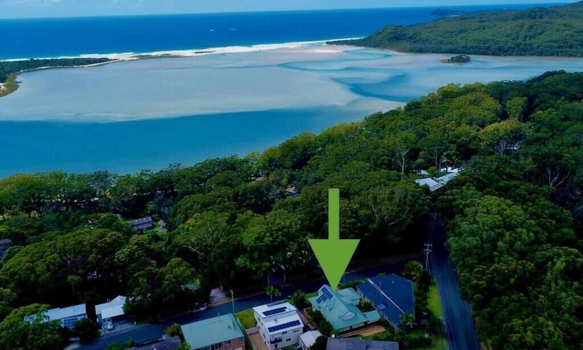 Smiths Lake House | The Lodge - Lake/Ocean Views - Pet Friendly