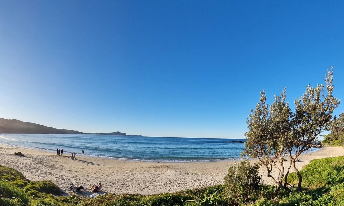 Boomerang Beach House | The Log Cabin (1 min to beach)