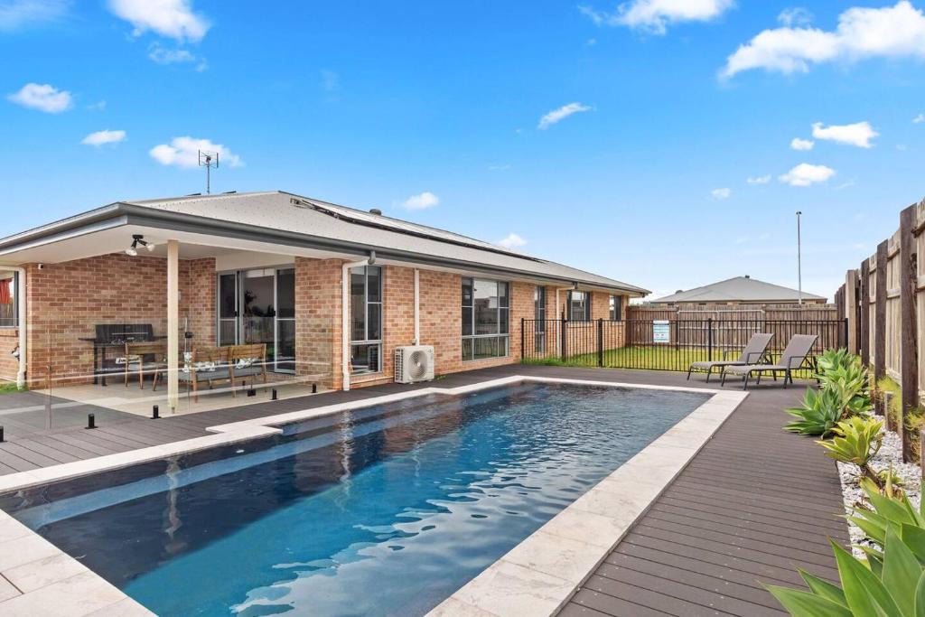 Urraween House | 'The Pool House' Spacious Family Stay at Hervey Bay