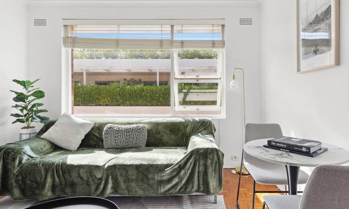 Mosman Apartment | The Sunlit Fern Minutes from Dining and Coastline