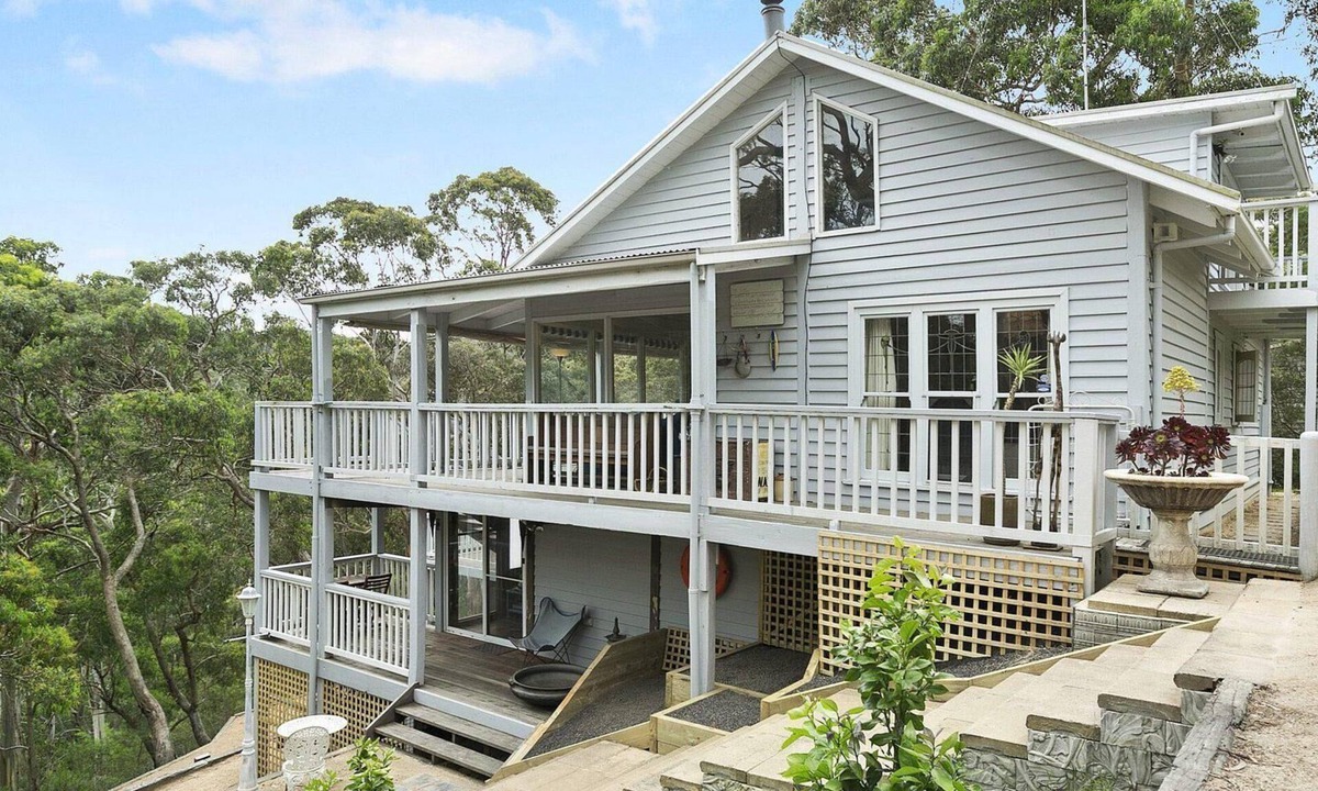 Lorne House | The Treehouse - Stunning Otway Surrounds, Pets & Free WIFI