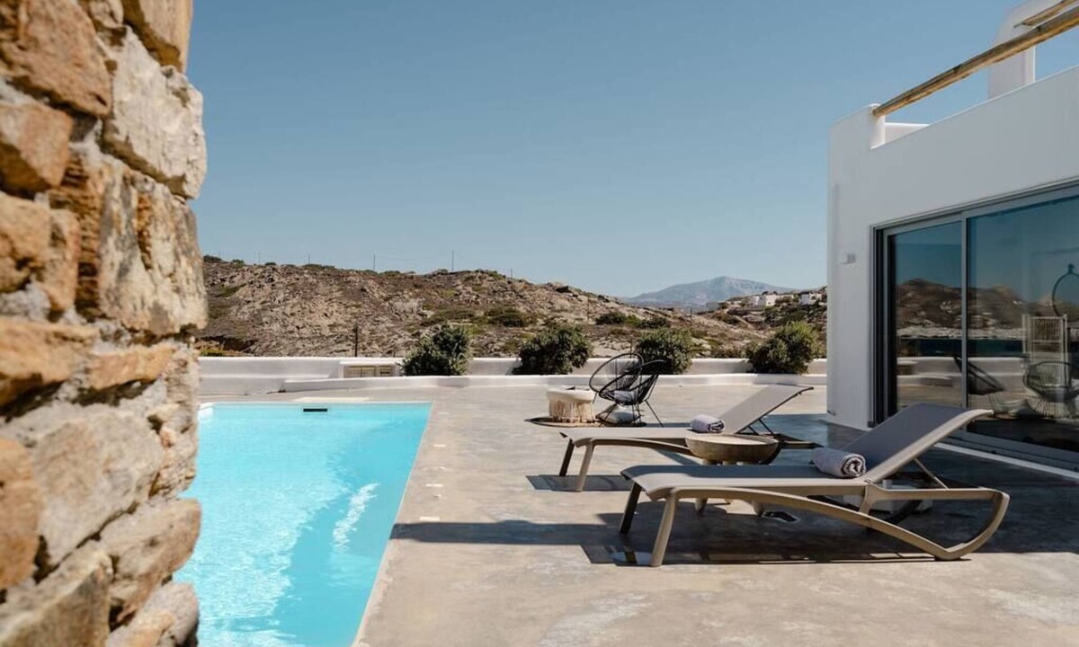 Stelida Villa | The villa is situated on a quiet sandy beach, and only a short distance from the main town, Hora.