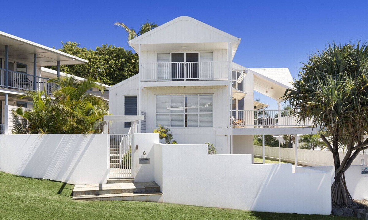 Coolum Beach House | The White House - Spectacular Ocean Views, Central Coolum & WiFi