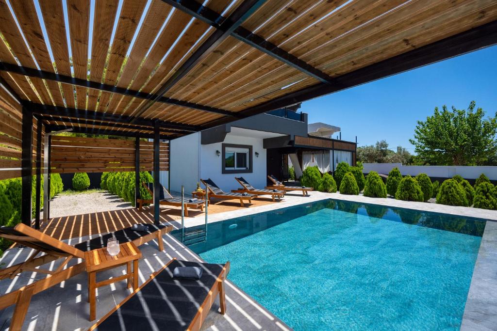 Filerimos Villa | Timberline Villa