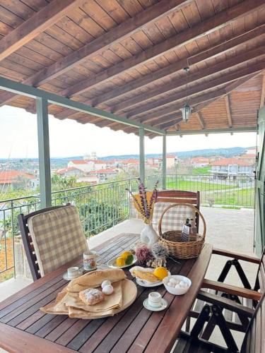 Valira House | Traditional maisonette just 15' from Kalamata