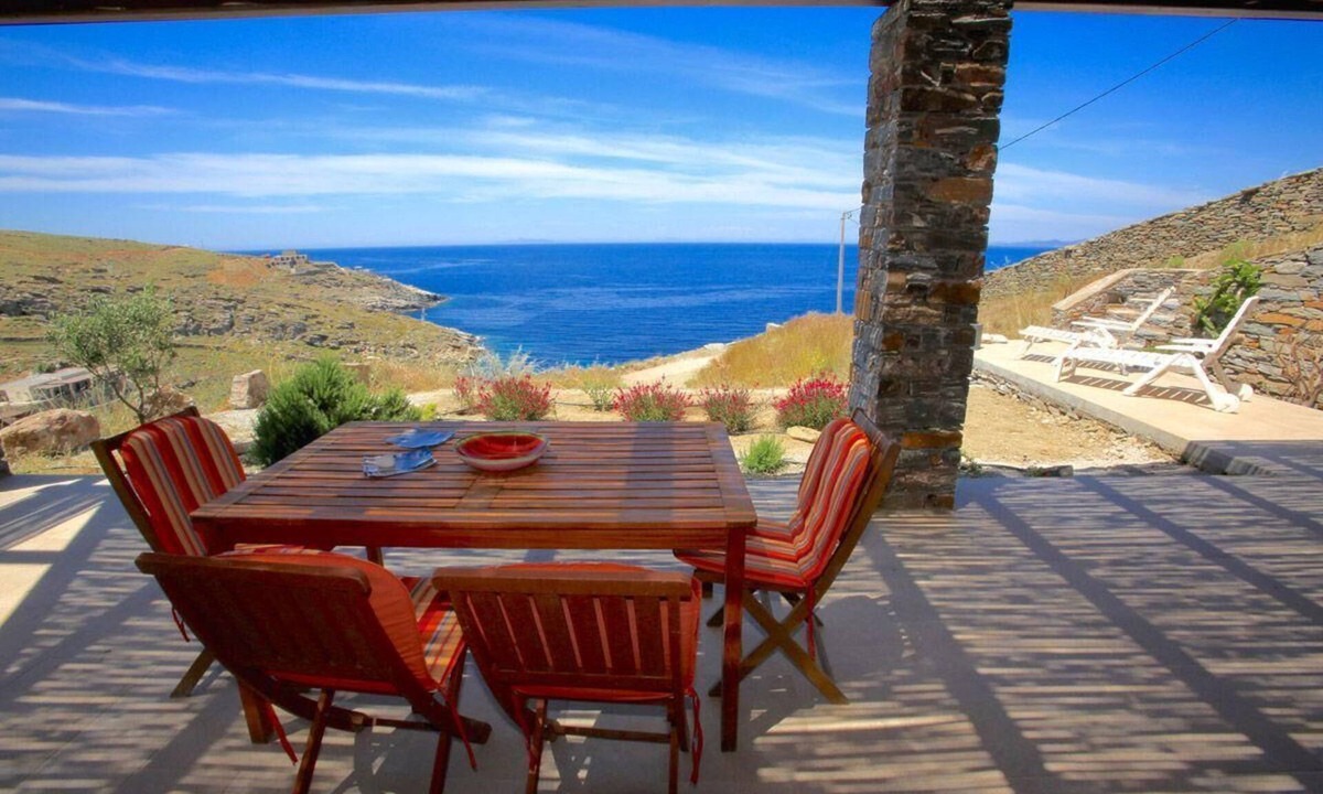 Pisses House | Tranquil, sea-viewing apartment on secluded beach