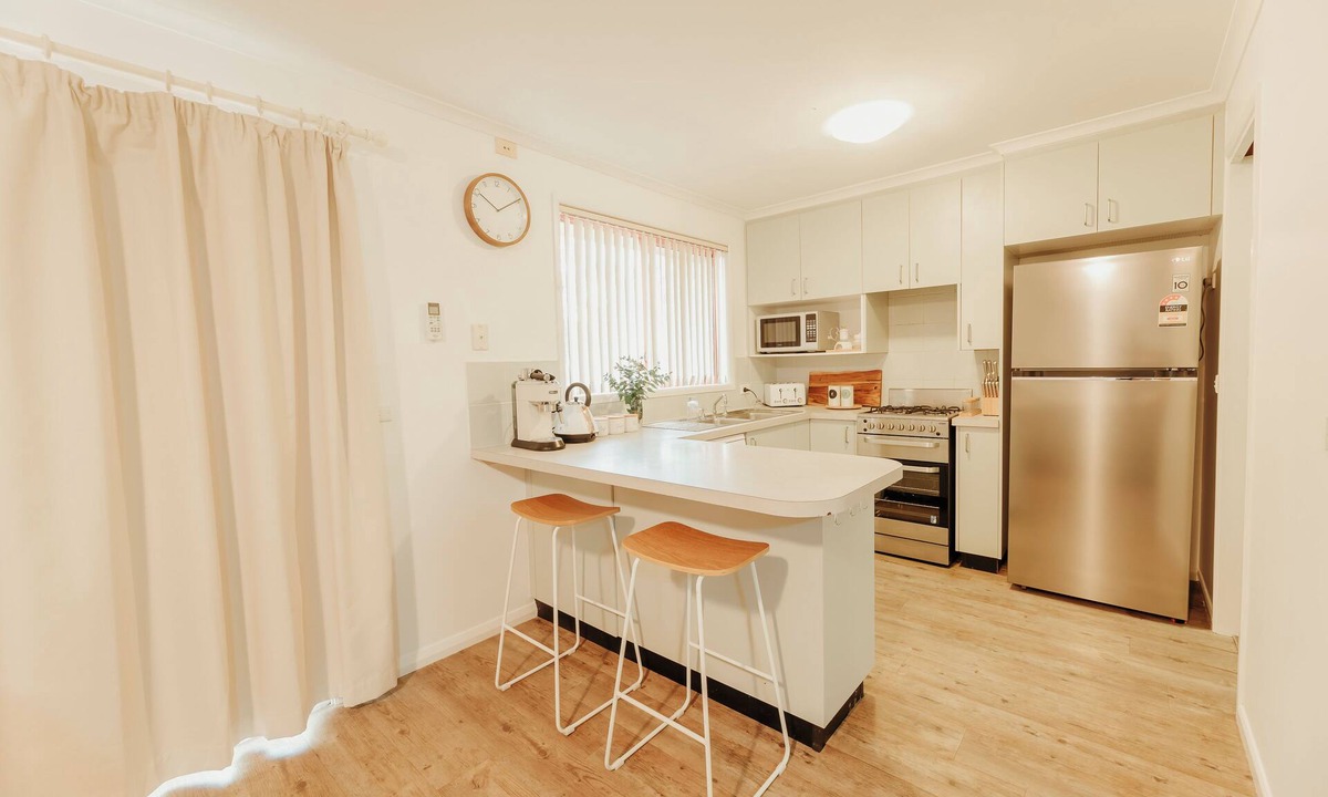 Palmerston House | Tranquil Townhouse - parking at doorstep!