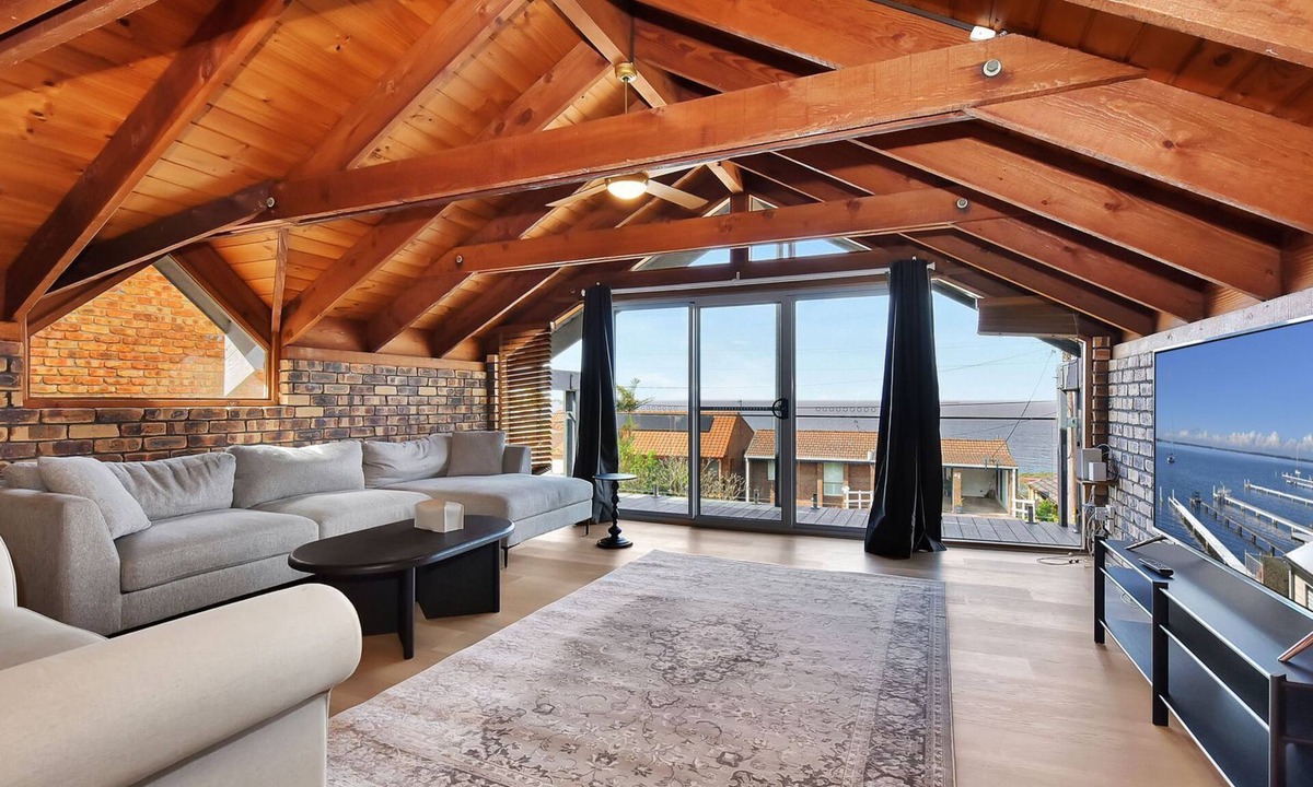 Caves Beach House | Treehouse Waterview - Experience the ultimate coastal escape