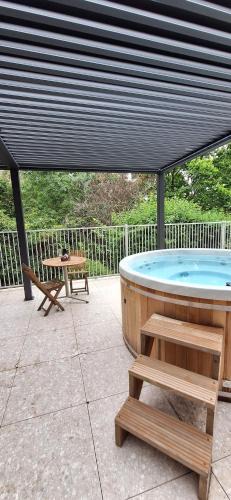 Warburton House | Treetop Retreat with Private Spa Mountain Views