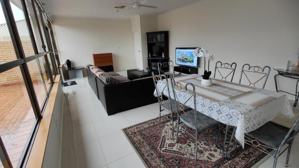 Greenway Apartment | Tuggeranong Short Stay #11C - Sleeps 8