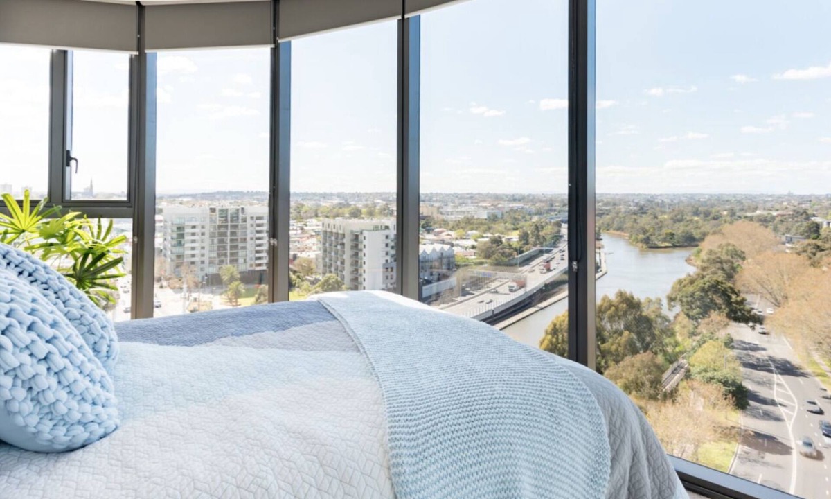 Cremorne Apartment | Uneasy views of the city and the river