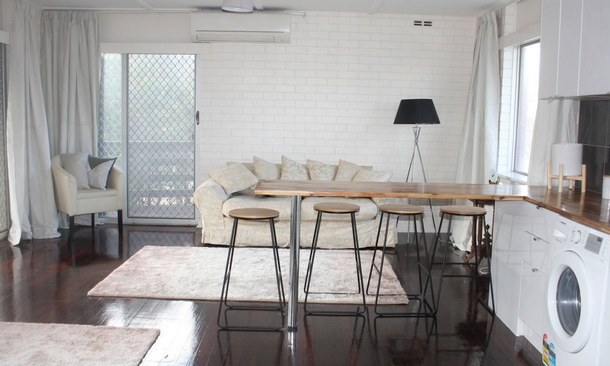 Spalding Apartment | Upstairs at Green:Executive Apartment