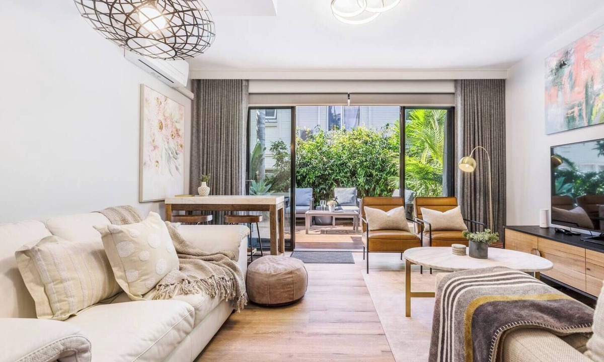 Glen Iris Apartment | Urban Green Stylish Courtyard Haven off Malvern Rd