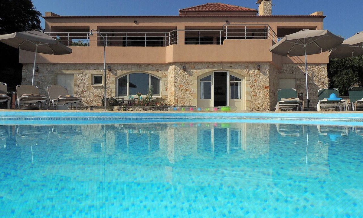 Apokoronas House | Very private and spacious 4 Bedroom Villa with infinity pool and sea views.