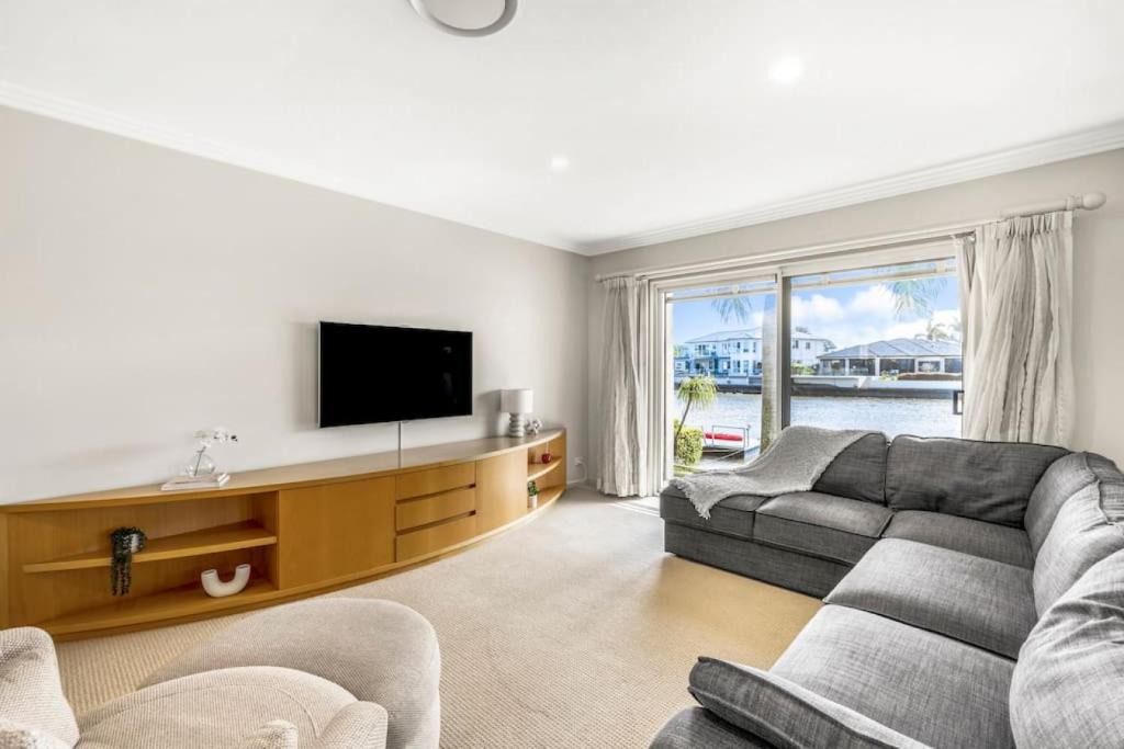 Runaway Bay House | Villa by the Canal - Runaway Bay