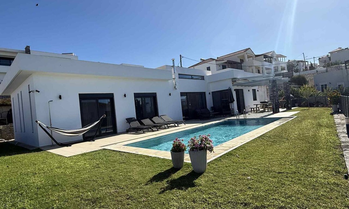 Plaka House | Villa Giil, a large, modern, family-friendly house with a private pool