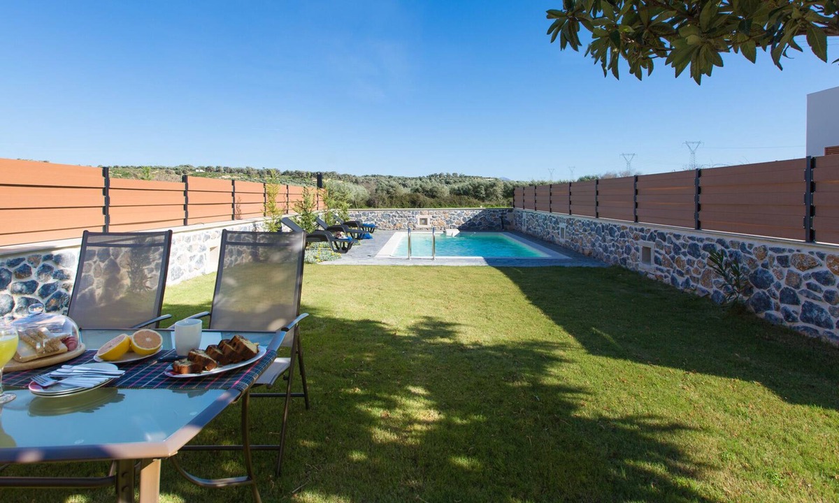 Houdetsi Villa | Villa Maria, Close to Sandy Beach & Amenities
