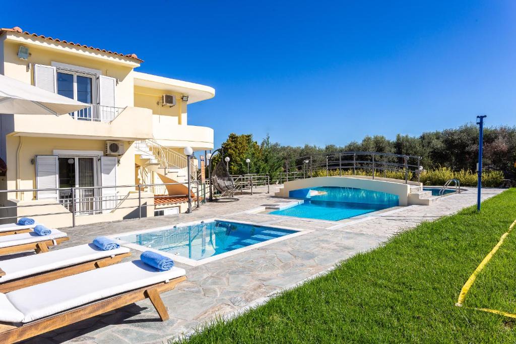 Houdetsi Villa | Villa Mary - Sporty Getaway by etouri