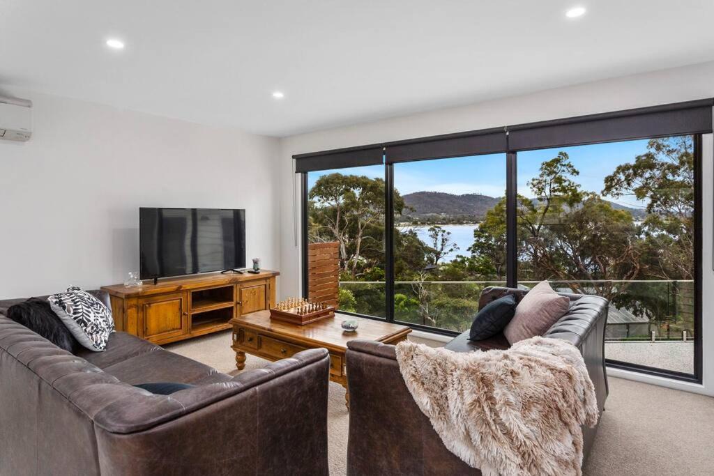 Lauderdale Villa | Villa on the bay - 5 min walk to the beach