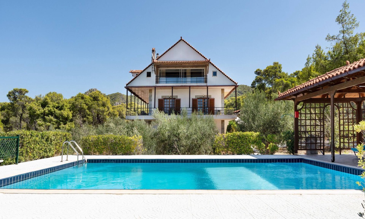 Loutraki Villa | Villa 'Sterna' with Sea View, Private Pool and Wi-Fi