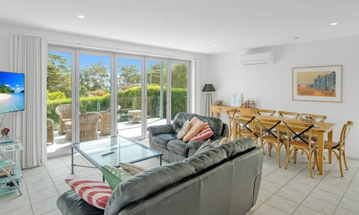 Vincentia House | Vincentia Style - Only 150m to the Beach - Free Wifi & Chrome Cast