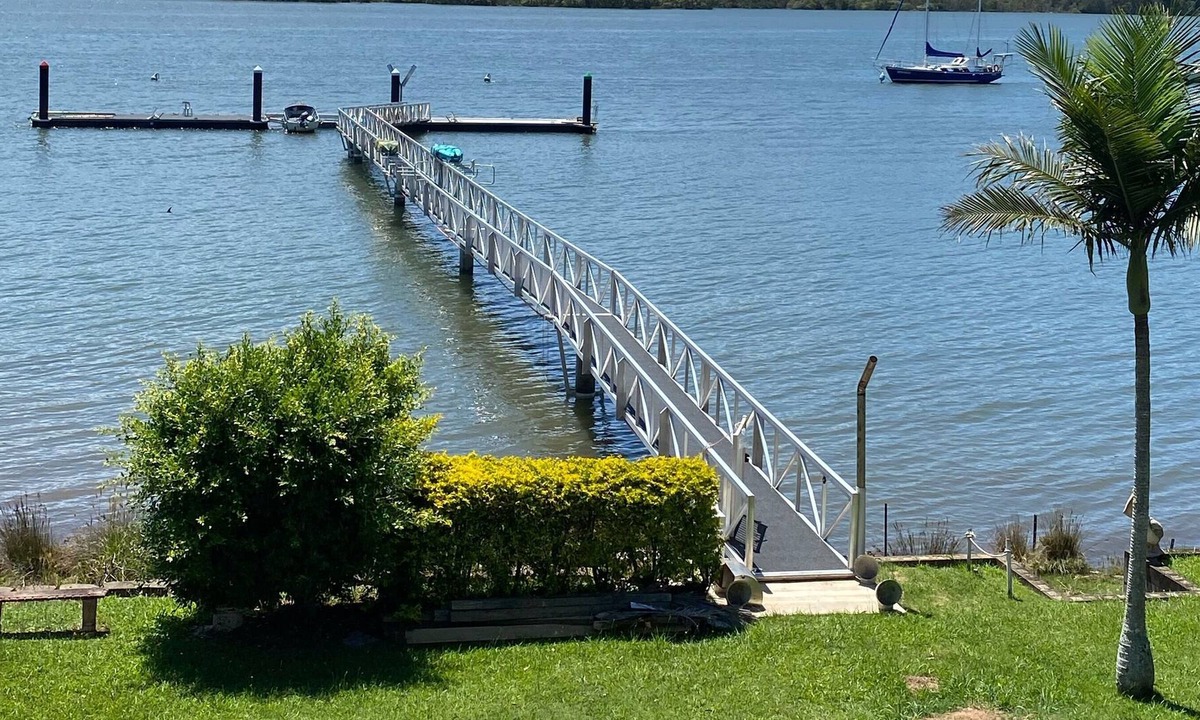 Brisbane Waterfront House | WAHINE GETAWAY-ISLAND STYLE 2 Bedroom Waterfront with jetty & private pontoon