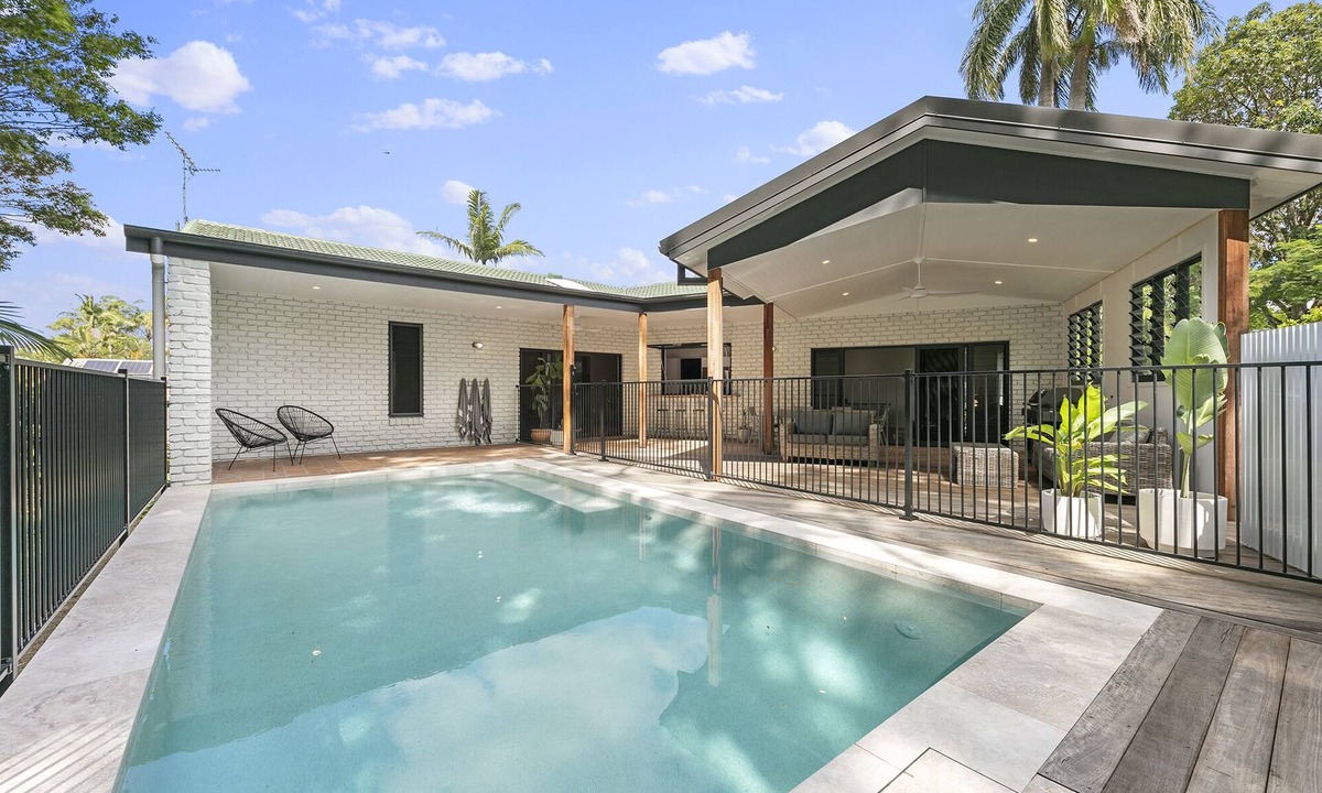 Maroochydore House | Walk to Beach! Amazing Outdoor Area With Pool, 1/2 Pipe & Firepit !