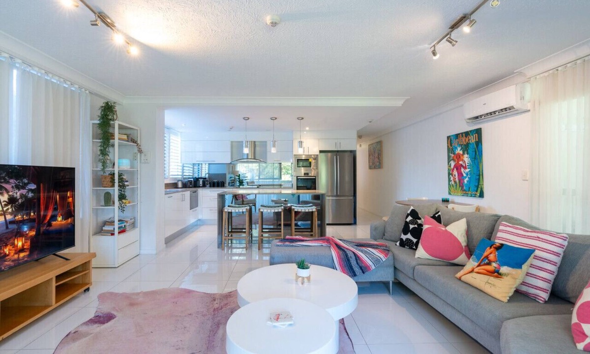 Burleigh Heads Apartment | Walk to Burleigh Head National Park from a Beaming Apartment
